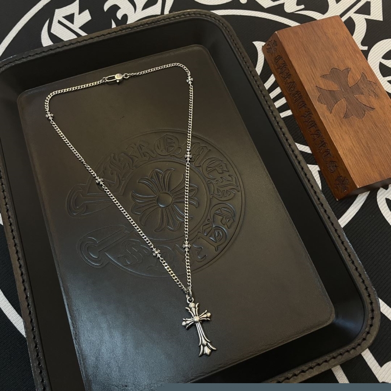 Ch**me He**ts necklaces